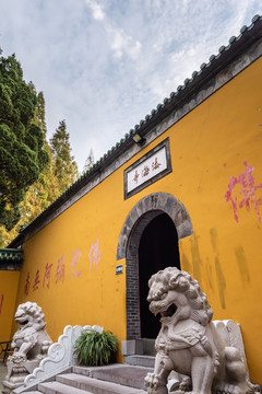 秋天扬州瘦西湖风景区的法海寺