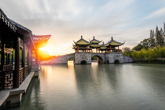 夕阳下中国扬州瘦西湖的五亭桥