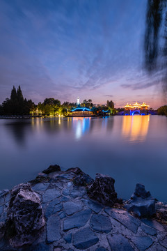 中国扬州瘦西湖的五亭桥夜景