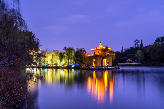 扬州瘦西湖的小金山和钓鱼台夜景