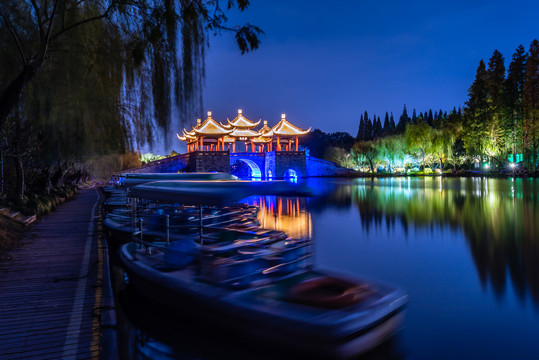 中国扬州瘦西湖的五亭桥夜景