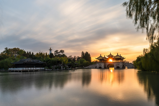 夕阳下中国扬州瘦西湖的五亭桥