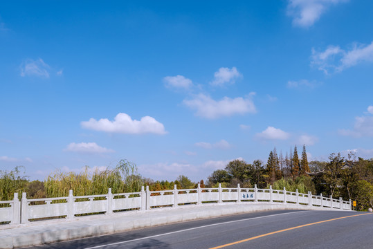 扬州瘦西湖休息区的长春桥古石桥