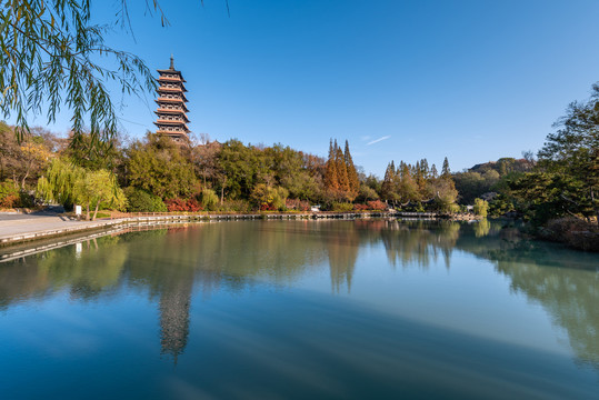 中国扬州大明寺的栖灵塔园林建筑