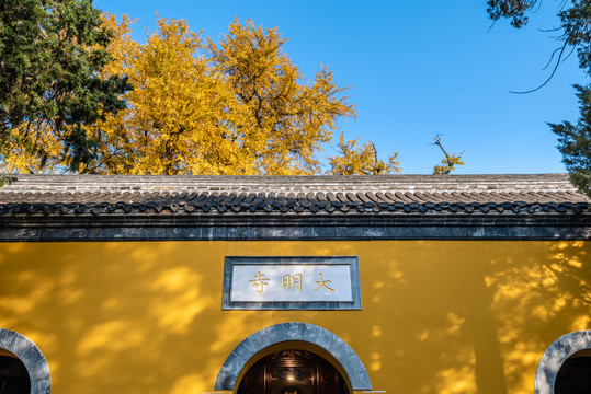 秋天中国扬州大明寺的天王殿