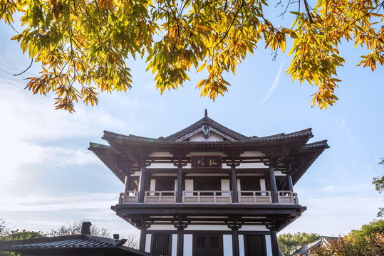 秋天中国扬州大明寺的鼓楼钟楼