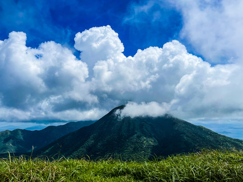 高耸入云的青山