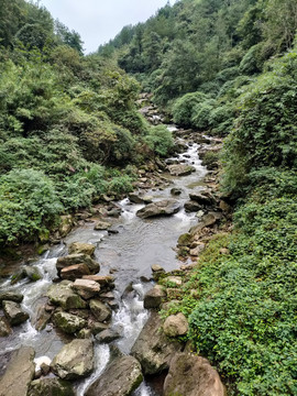 山间溪流