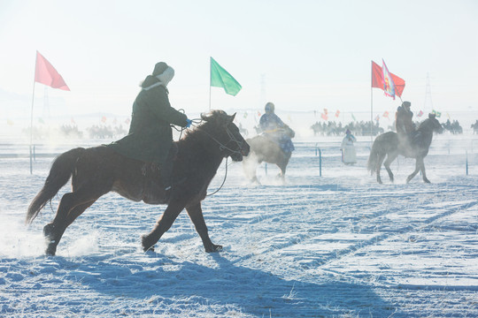 冬季那达慕雪地骑马