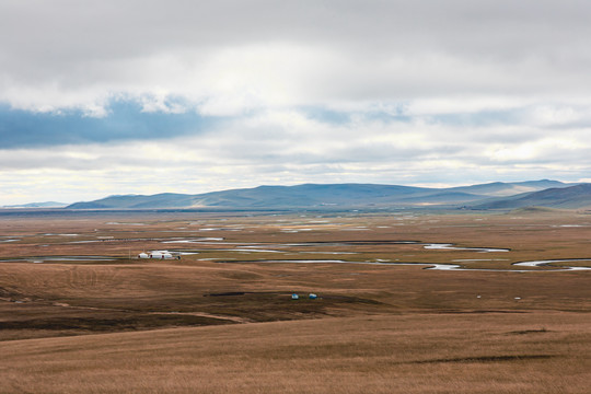 秋季草原河流蒙古包