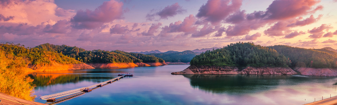 湖泊紫霞全景