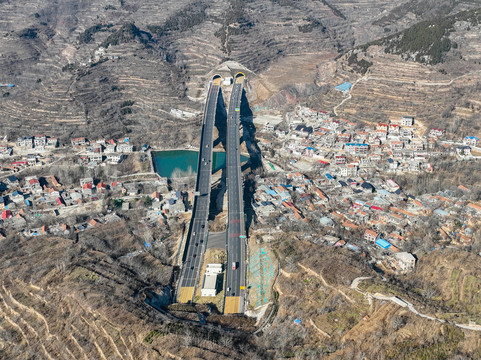 航拍济南南部山区的陡峭山峰