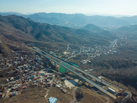 航拍济南南部山区的陡峭山峰