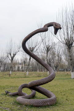 蛇雕塑