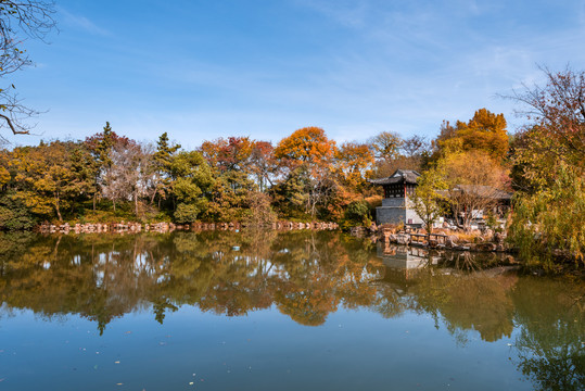 秋天扬州大明寺的听石山房美泉亭