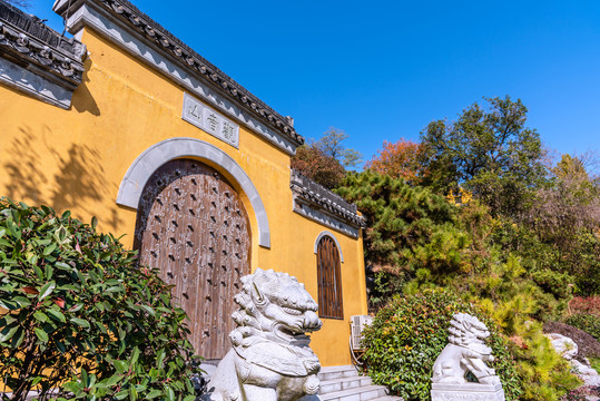 秋天中国扬州观音山的寺庙