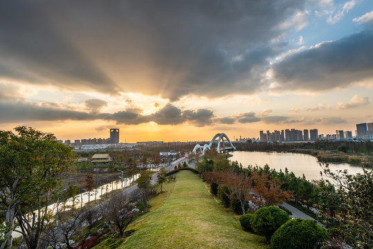 俯瞰夕阳下的扬州运河三湾风景区