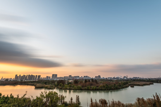 中国扬州运河三湾风景区的全景图