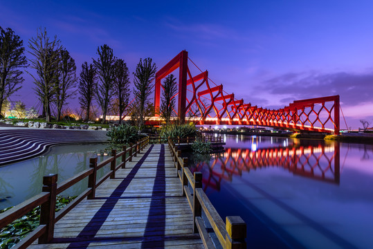 中国扬州运河三湾的剪影桥夜景