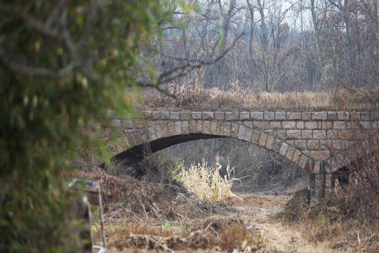 废弃石拱桥