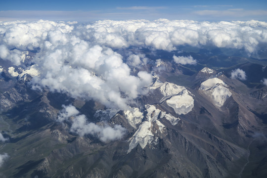 俯瞰积雪山峰