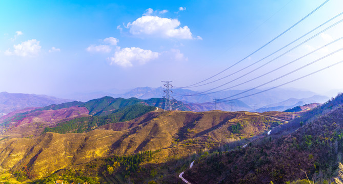 山中高压输电铁塔