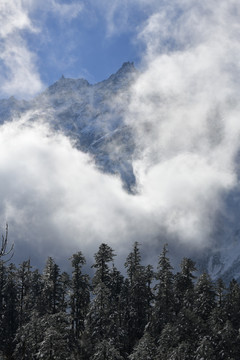 雪山云雾