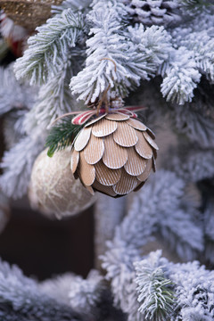 圣诞树装饰松球