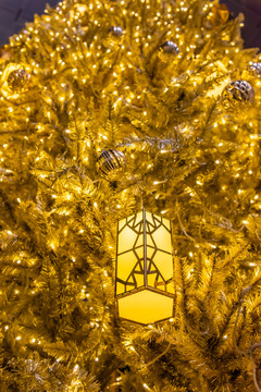 节日金色的圣诞树特写