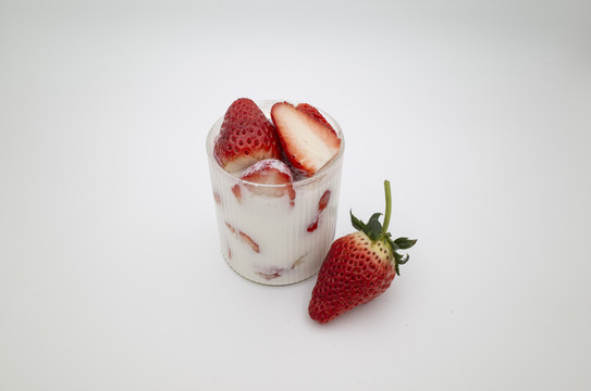 草莓酸奶水果捞