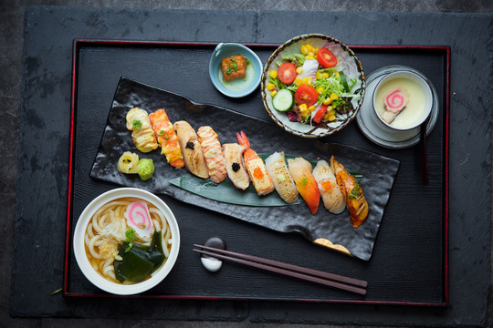 日本料理定食炙杂锦寿司拼盘套餐