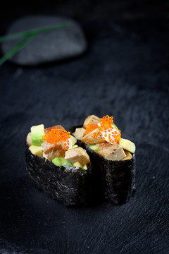 日本料理鹅肝牛油果蟹籽寿司