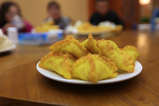 撒拉族美食油炸糖包