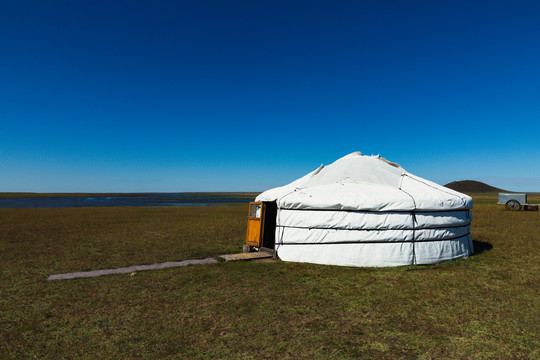 湖边草原蒙古包