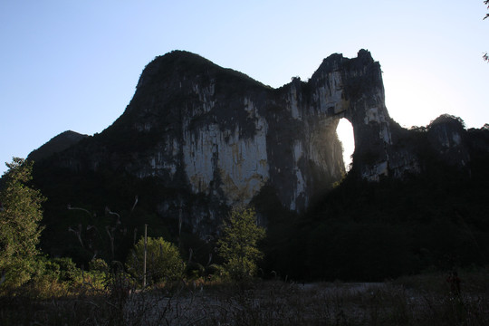 山水穿岩