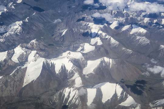 航拍天山雪山