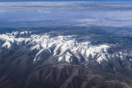 俯瞰积雪山峰