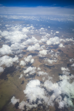 俯瞰白云和戈壁