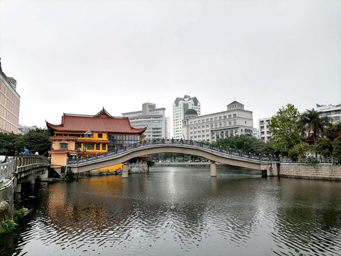 城市中的寺庙与拱桥