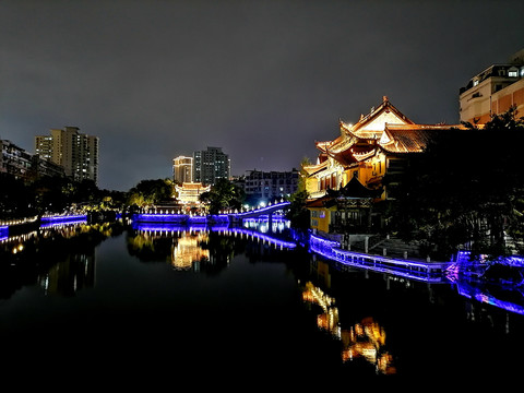 夜晚城市中的寺院