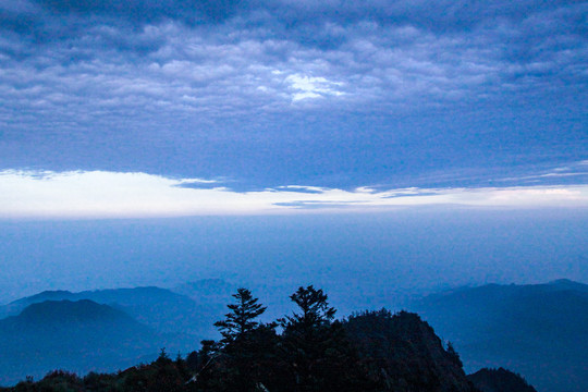 山峰剪影