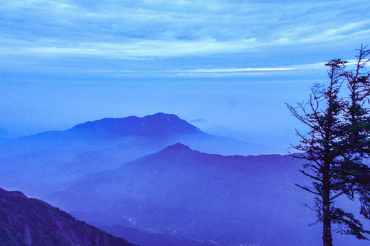 山峰剪影