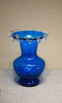 白边花口蓝玻璃瓶