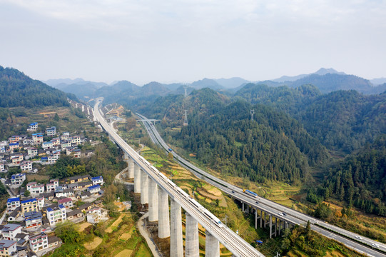 动车驶过桐油坪跨杭瑞高速特大桥