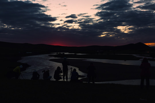 傍晚日落河畔摄影人剪影