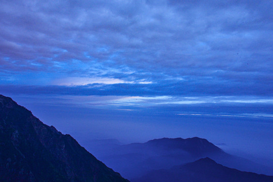 山峰剪影