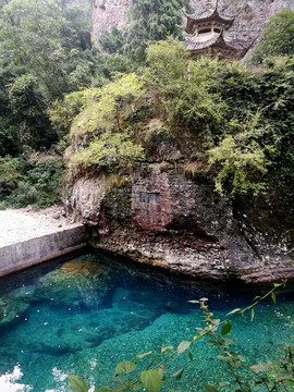 透明潭水