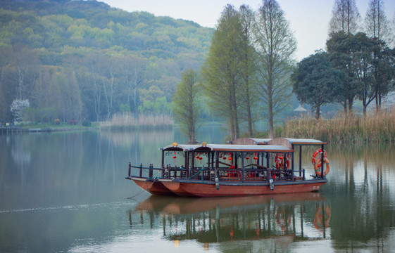 无锡鼋头渚傍晚的湖景