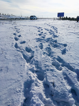 雪地积雪大雪脚印