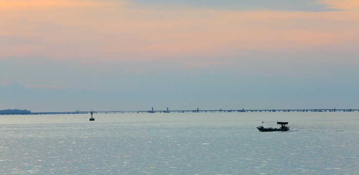 夕阳大海渔船